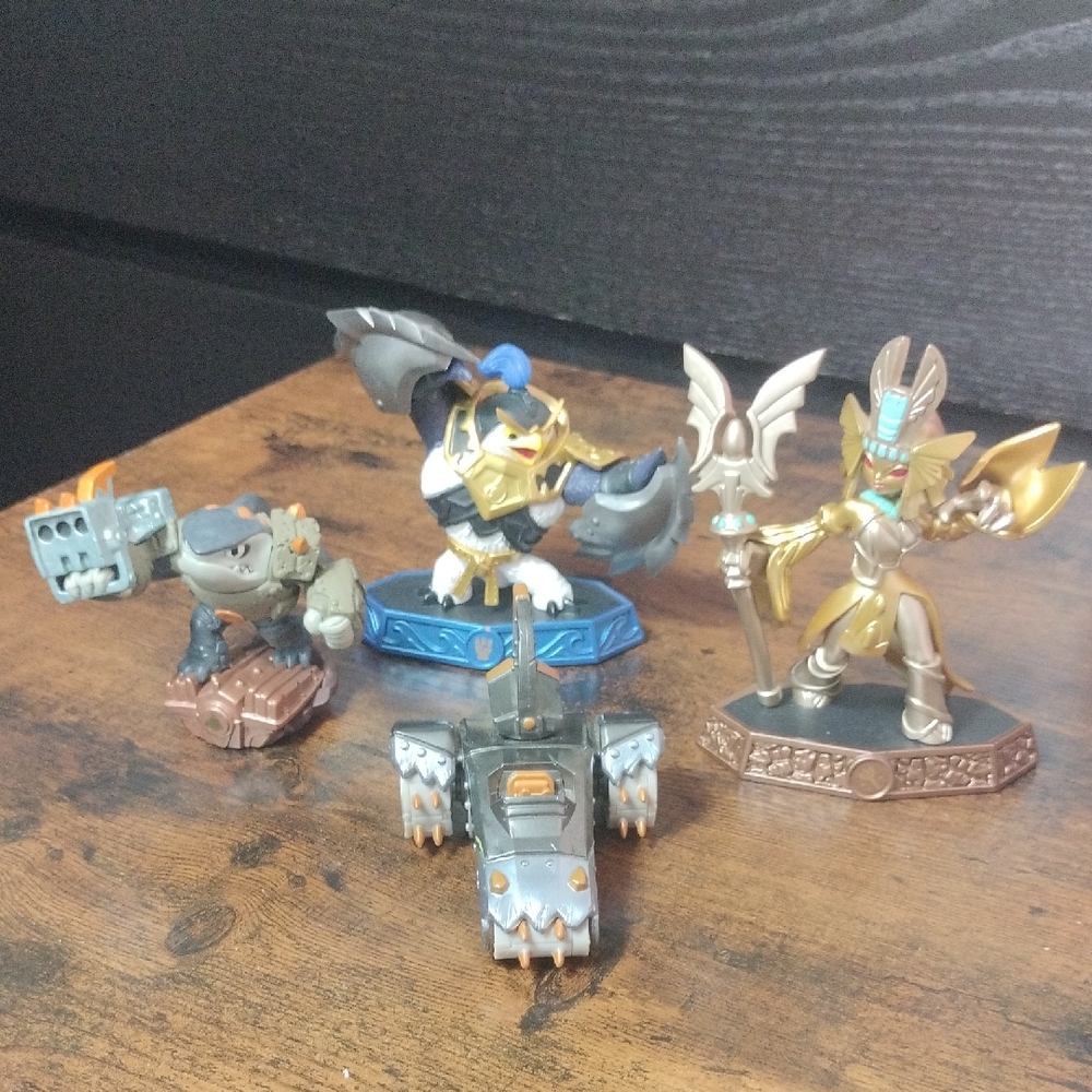 SKYLANDERS Action Figure Bundle - Gold, Blue, Gray Characters 4 PIECES